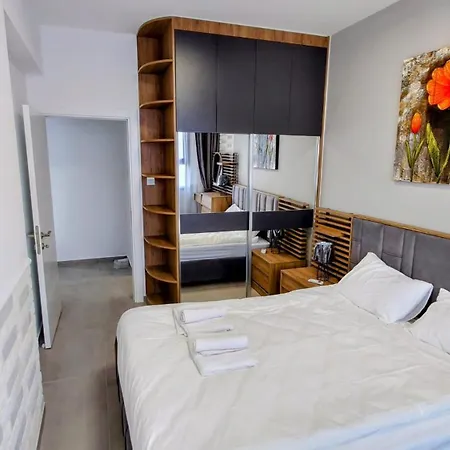 Neuron 1-bedroom Pool View In Caesar Apartment